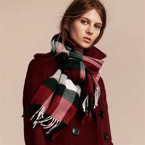 how to wear burberry scarf